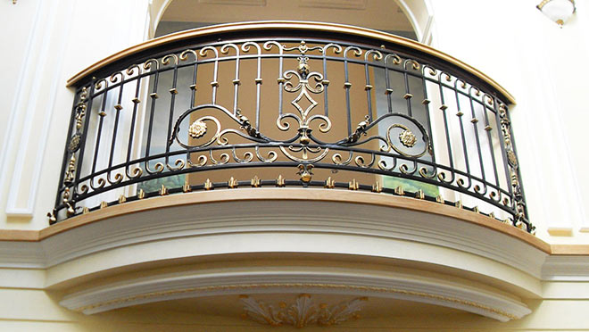Классический круглый кованый балкон