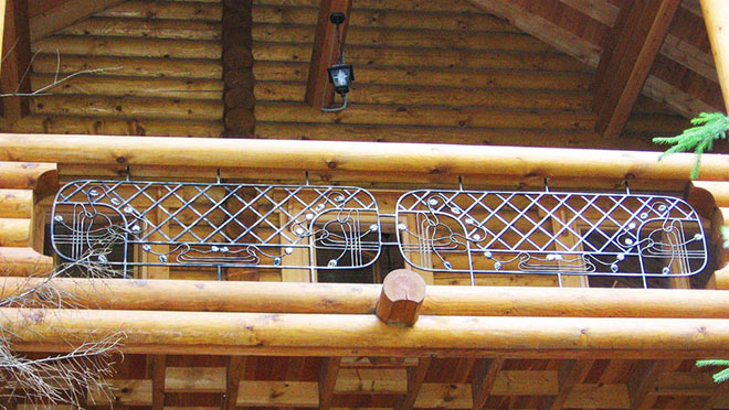 Кованый балкон в бревенчатом доме